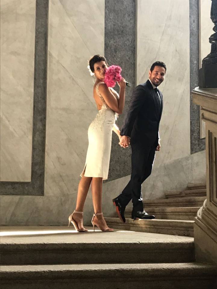 بالصور: قبلة حميمة بشوارع ايطاليا.. رسمياً Mr & Mrs بريدي!