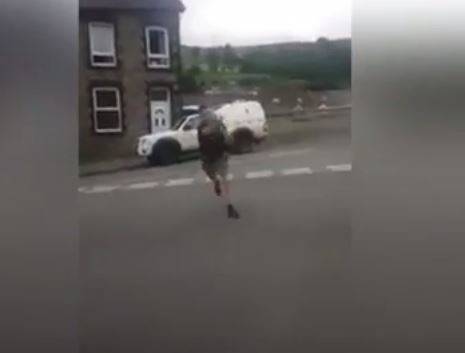 بالفيديو.. حاول مصارعة ظلّه فكَسرَ ساقه!