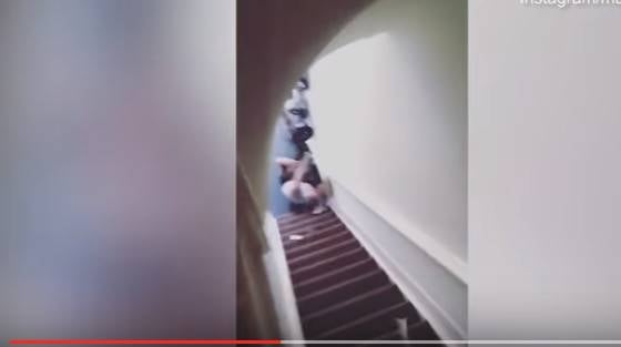بالفيديو.. صاحب فندق يدفع فتاة من أعلى سلم.. ماذا فعلت؟