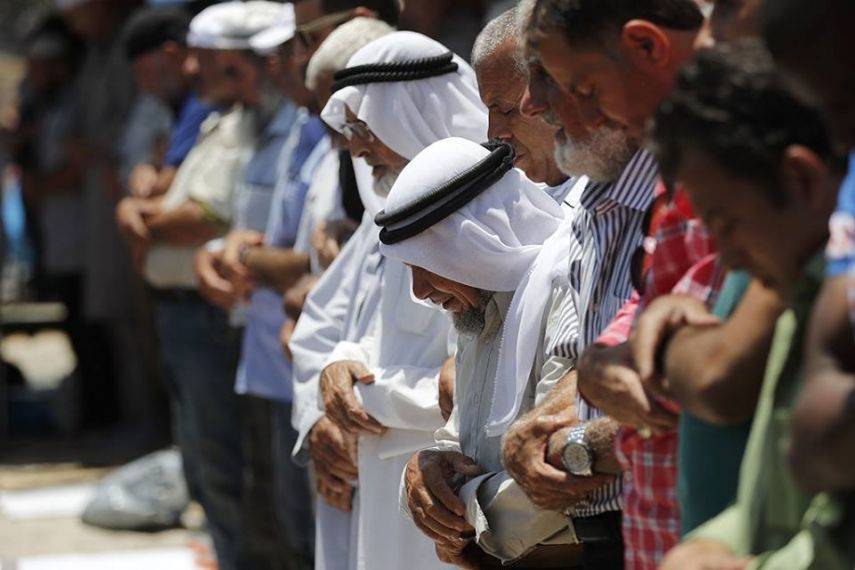 بالصور - بعد منعهم من دخول الأقصى.. أين أدّى المقدسيّون صلاة الجمعة؟