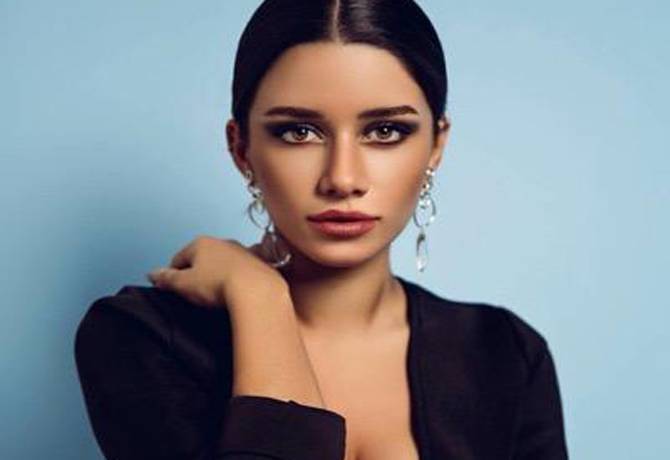 بالفيديو.. سينتيا خليفة على شاطىء البحر