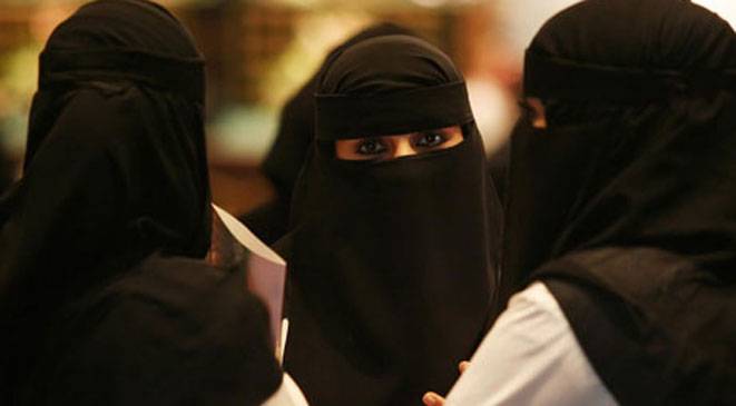 أبحاث "سرية" في السعودية لتعقب غير المحجبات وتاركي الصلاة!