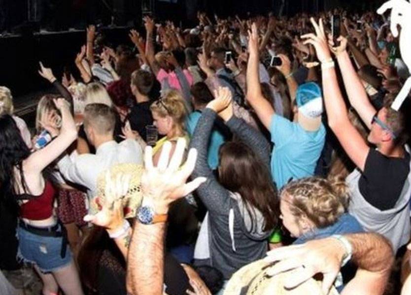 أرقصوا واستمتعوا لكن من دون تعرّ!... رسالة الشرطة للمحتفلين
