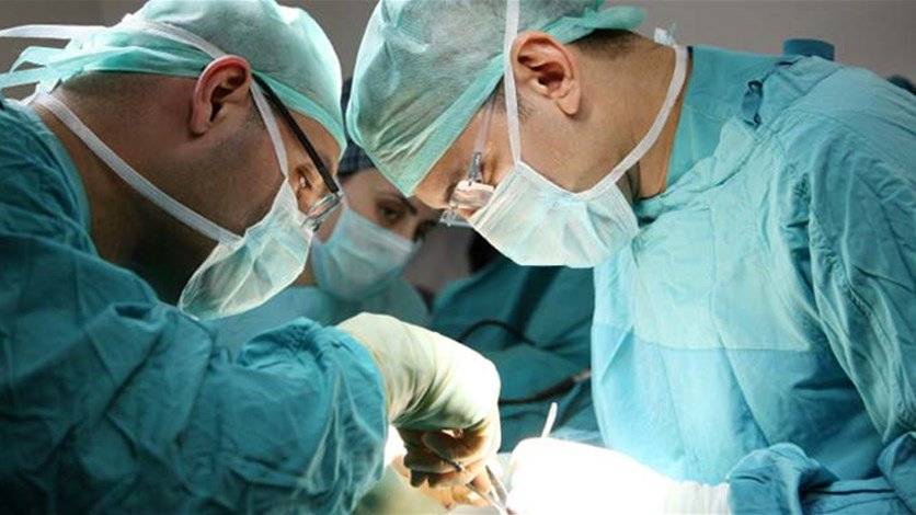 بالصورة" جراحون وجدوا 27 عدسة لاصقة عالقة في عين مريضة