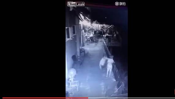 بالفيديو: ألقى بزوجته من أعلى الشرفة.. وهكذا برر فعلته!