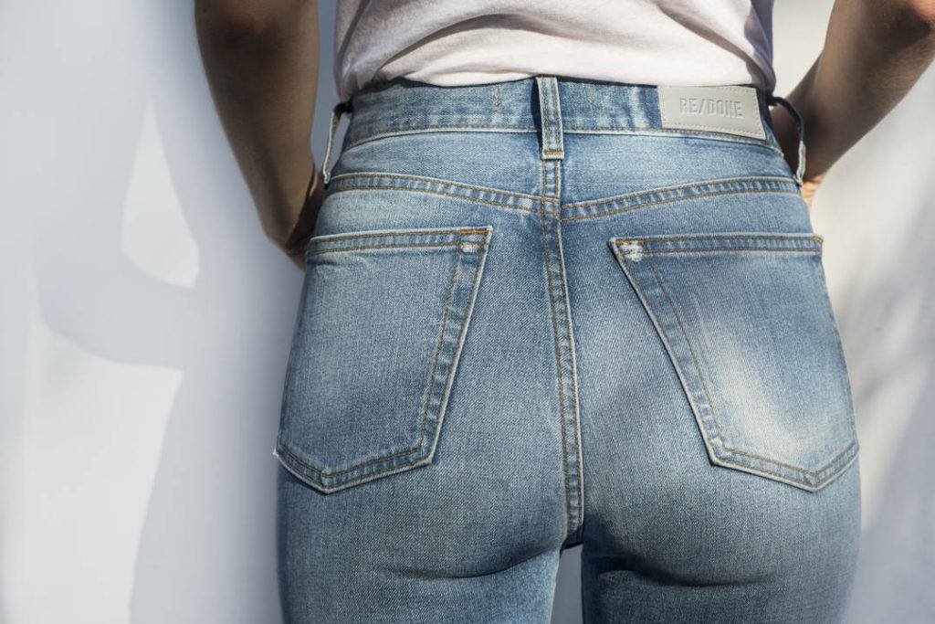 نجمات يخترن هذا الجينز لجعل مؤخراتهنّ تبرز بشكلٍ أجمل!