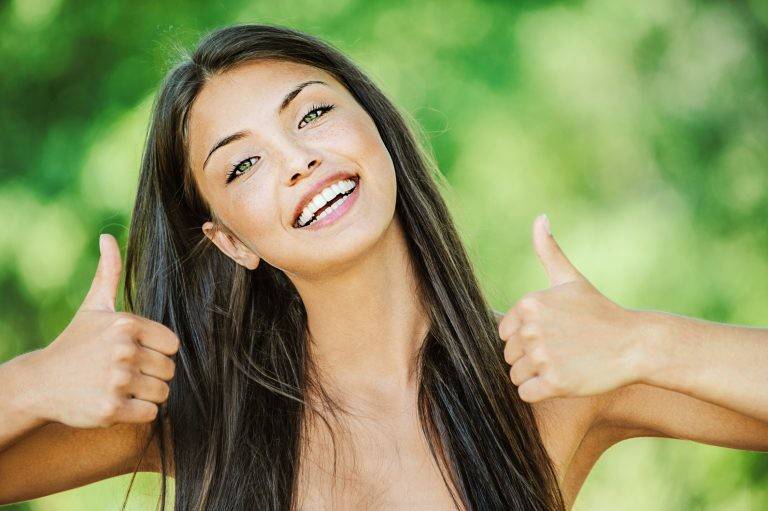 بعد سياحة الصيف.. علاجٌ طبيعي لتضرّر الشعر!