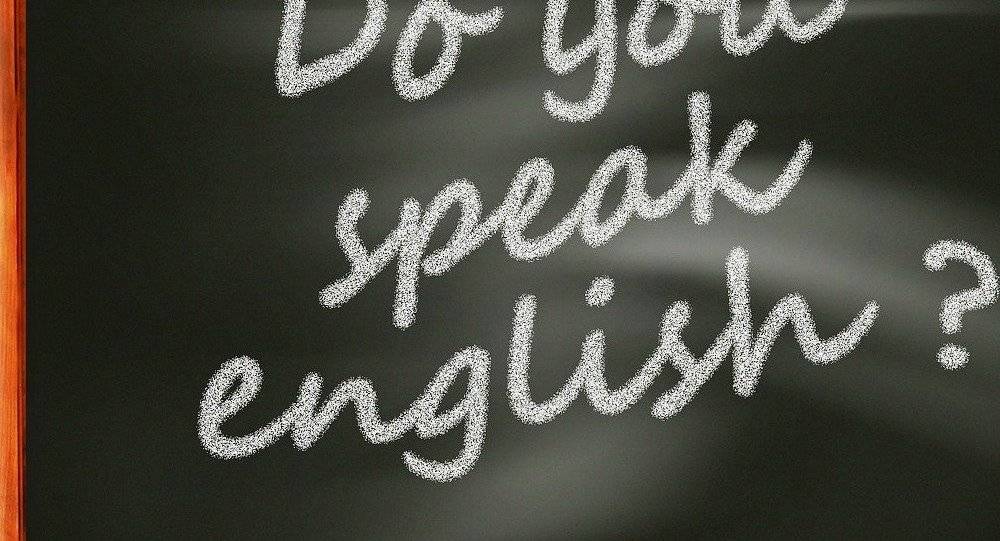 بالفيديو: سيدة تتحدث كل يوم بلكنة مختلفة!