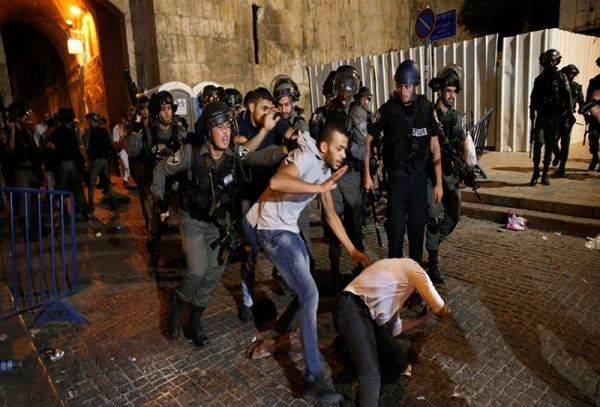 بالفيديو: عشرات الاصابات باعتداء قوات الاحتلال على المصلين قرب باحة الأقصى