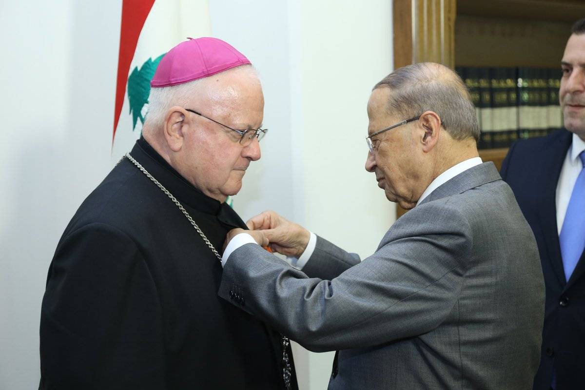 الرئيس عون منح وسام الأرز الوطني من رتبة ضابط الى المطران Pierre Raffin راعي أبرشية Metz الفرنسية سابقا