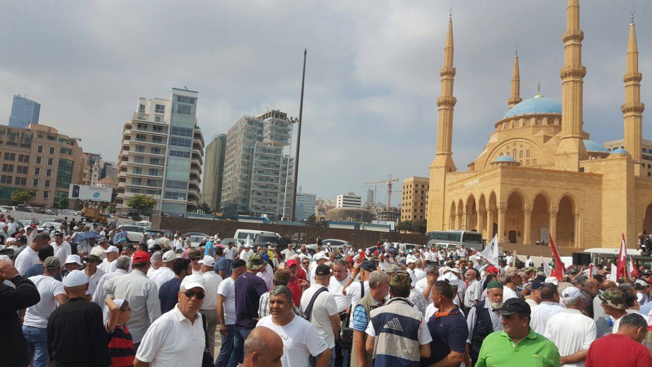العسكريّون المتقاعدون اعتصموا: سنغلق كلّ طرقات لبنان!
