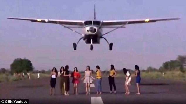 بالفيديو... عارضات أزياء يعرضن أنفسهن للخطر أسفل طائرة!