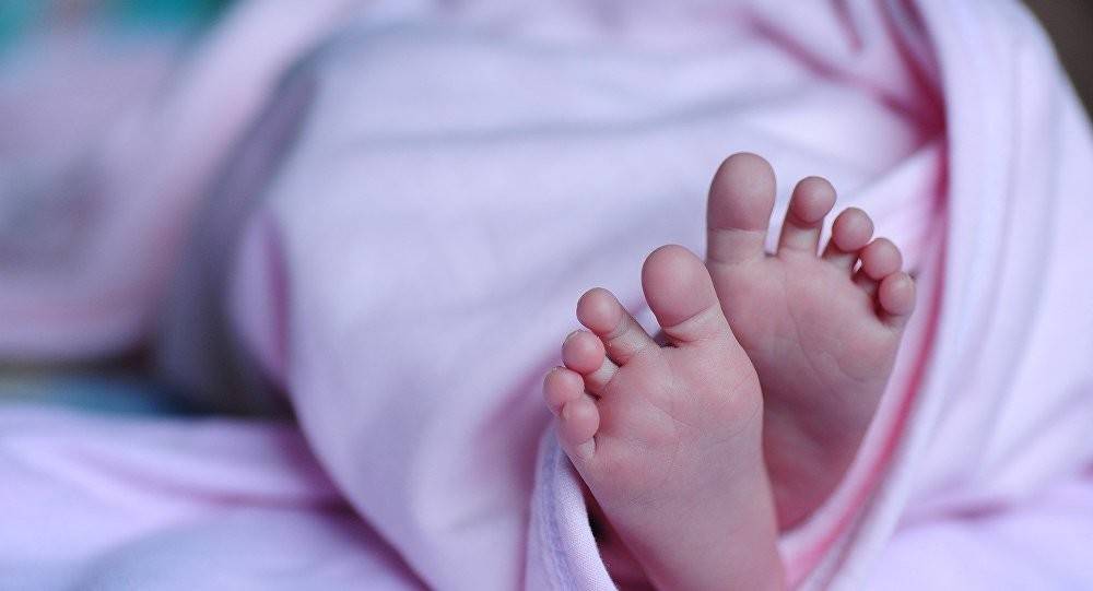 أمّ تتجرد من مشاعر الأمومة وتخنق طفلتها من أجل عشيقها