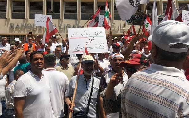 قدماء القوات المسلّحة ومُتقاعدون مدنيّون
نفذوا وقفة تحذيريّة مُطالبين بتعديل المادة 79