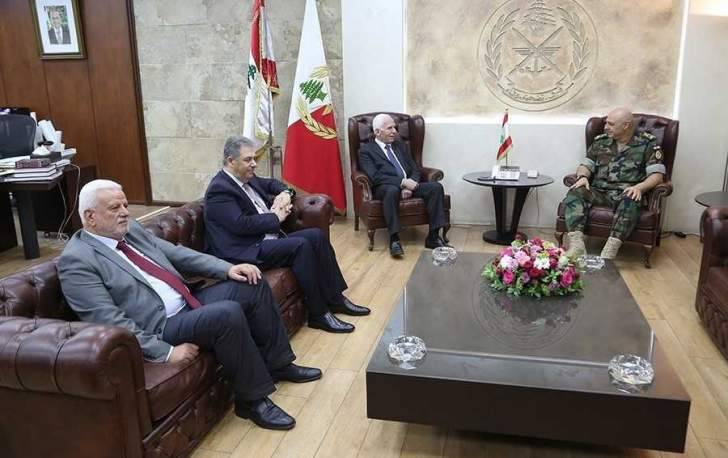 الاحمد التقى قائد الجيش وبحث معه الاوضاع في المخيمات الفلسطينية
