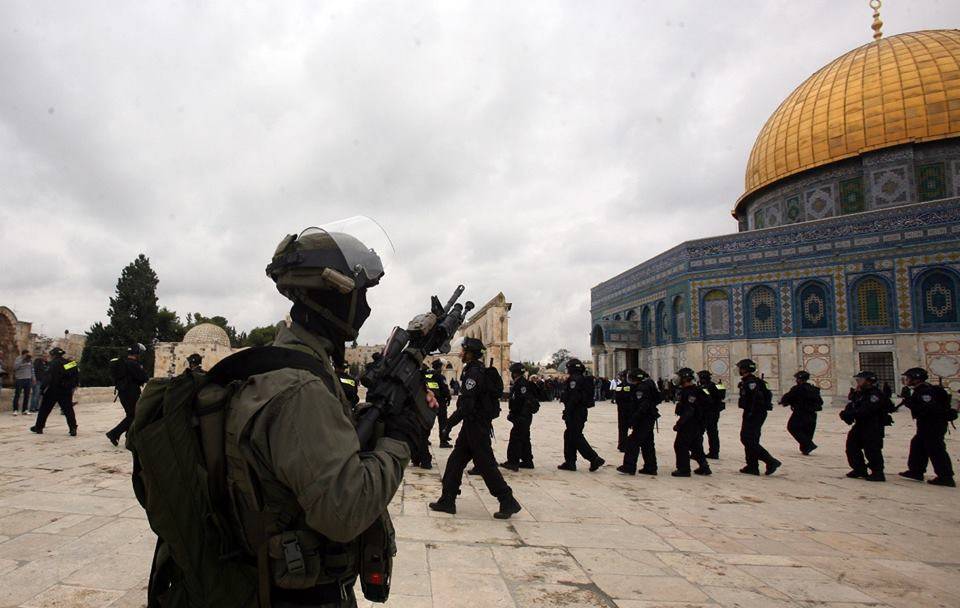 مصادر فلسطينية: أكثر من 70 إصابة خلال قمع الاحتلال لصلاة القدس بالرصاص المطاطي وقنابل الصوت والغاز