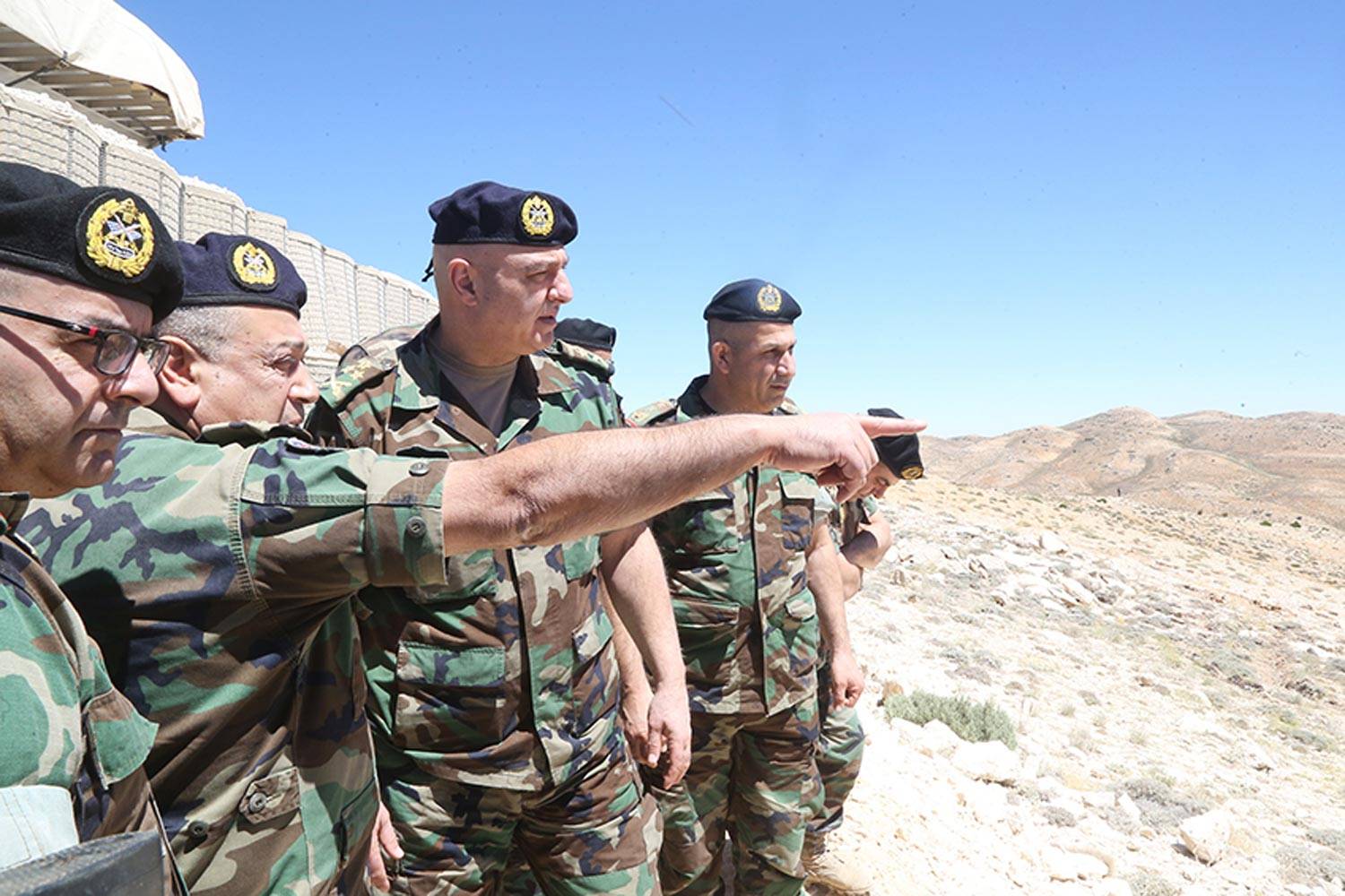 خليل لـ«الديار»: اقتحمنا المحرّمات ولا تداعيات... والتهويل مُفتعل
قائد الجيش تفقد جرود عرسال ــ بعلبك ومصادر عسكريّة: ممنوع دخول المسلّحين