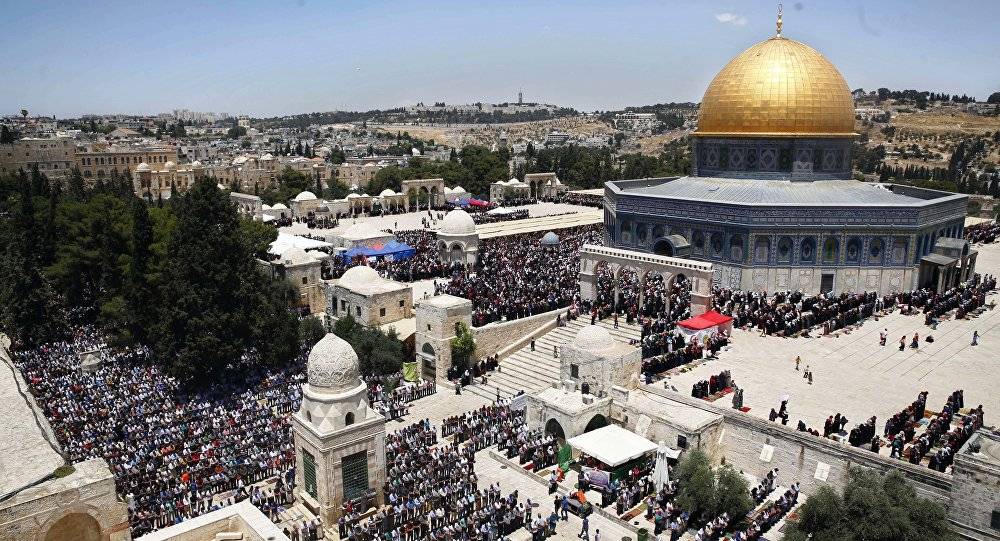 مستوطنون يهود يقتحمون المسجد الأقصى وهو خال من المصلين