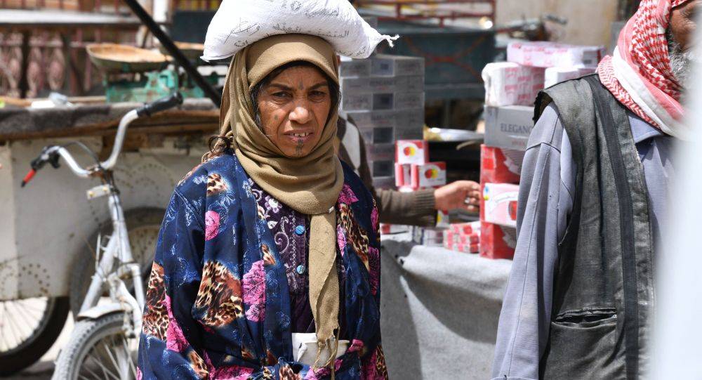 حوامات الجيش السوري ترمي بالمظلات أدوية في دير الزور