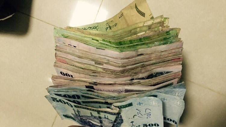 بالصور.. اعتقال عائلة ثرية تتسول بـ