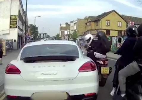لحظة صادمة فاجأت قائد السيارة الـPorsche في قلب لندن (فيديو)