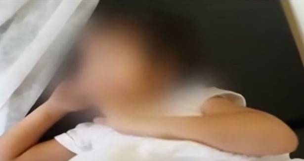 بالفيديو - أب يقتل طفله الرضيع وآخر يعذّب ابنته ويحرقها