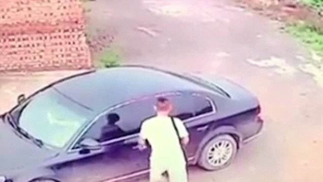 سارق سيارة فوجئ بصاحبها في داخلها، ماذا كان يفعل؟