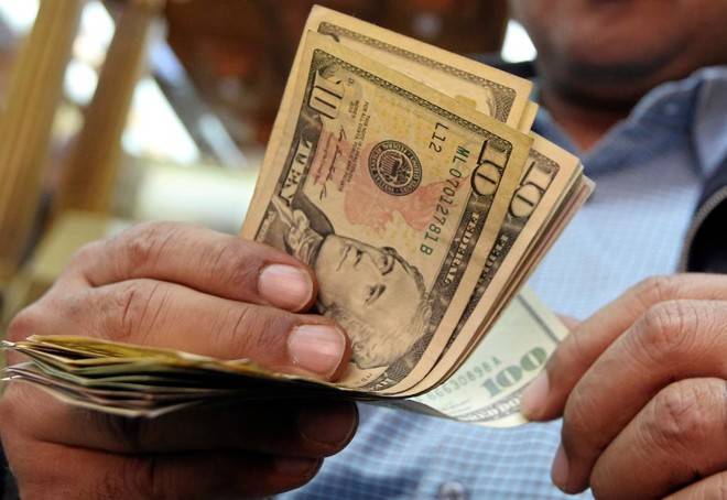 الدولار يهبط بفعل التكهنات بشأن توجهات المركزي الأوروبي