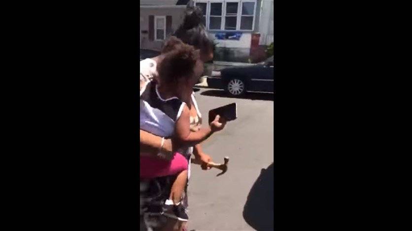 بالفيديو: سيدة غاضبة تنتقم من حبيبها السابق بطريقة صادمة... أثارت الرعب في قلب طفليها!