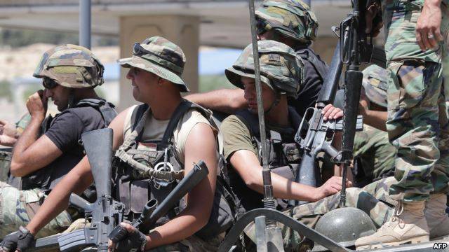 الجيش نفذ مداهمات بمخيمات النازحين في قضاء راشيا وأوقف 8 سوريين