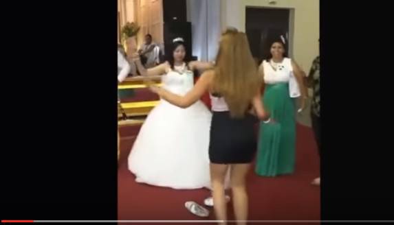 بالفيديو: خطيبته السابقة خلعت حذاءها ورقصت أمام عروسه لاستفزازها!