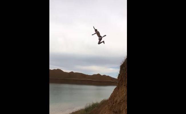 بالفيديو.. نهاية مؤلمة لشاب حاول القفز من أعلى جبل في البحر!