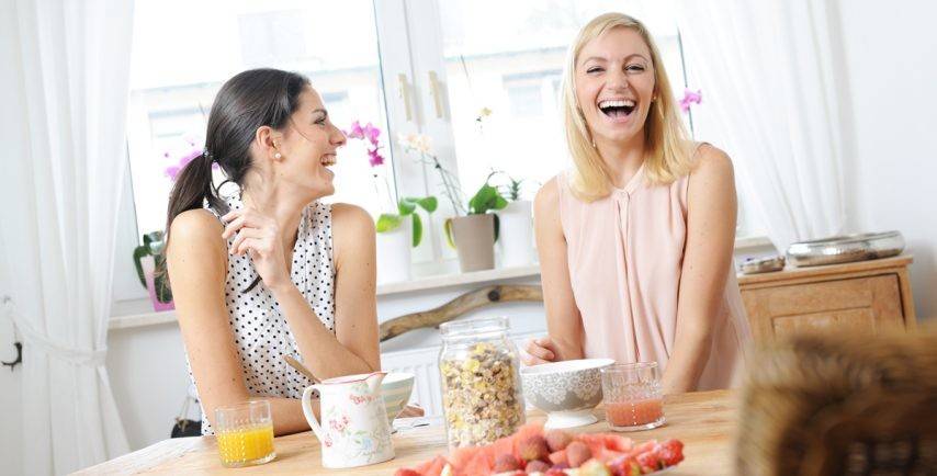 ما السبب وراء اهتمام الفتيات بالنكات الجريئة و"الخارجة عن الحياء"؟!