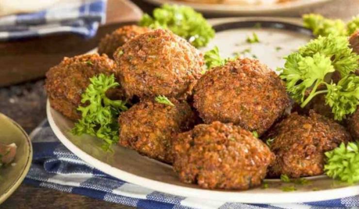 هل تحبون الفلافل 'الطعمية'؟ إكتشفوا علاقتها بمرض السرطان!