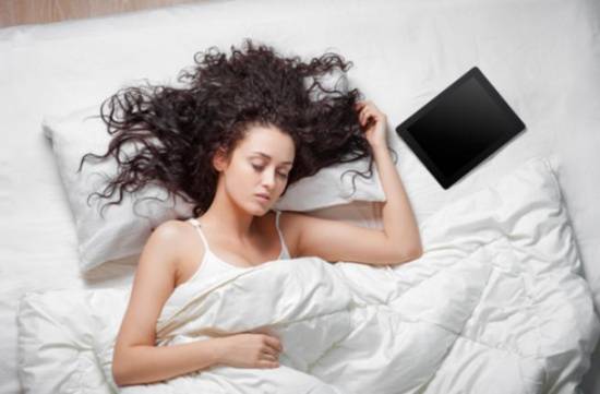 كيف تعتنين بشعرك خلال نومك؟