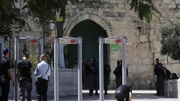 الفلسطينيون يرفضون استبدال البوابات بالكاميرات في مداخل الأقصى