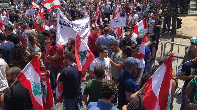 اعتصام بوسط بيروت احتجاجاً على زيادة الضرائب.. "الكتائب" يلوّح بالطعن