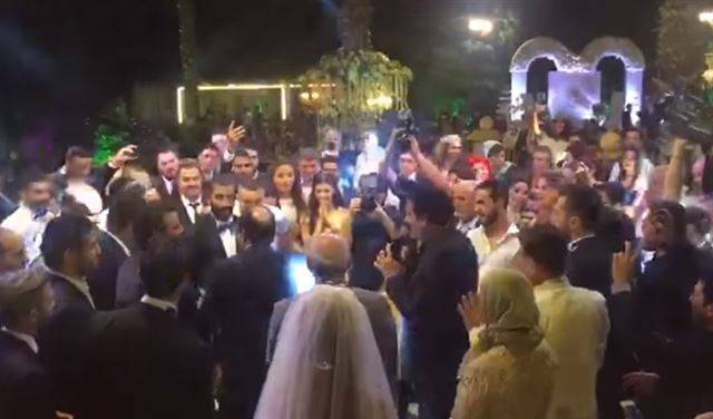 بالفيديو.. ما هو السبب الذي دفع محمد اسكندر التهديد بالانسحاب من احد الاعراس؟