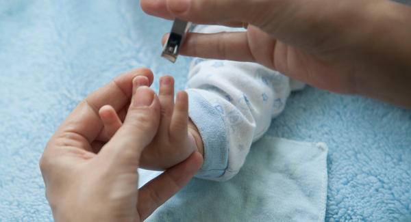أظافر طفلك قد تؤذيه.. قصيها بهذه الطريقة!