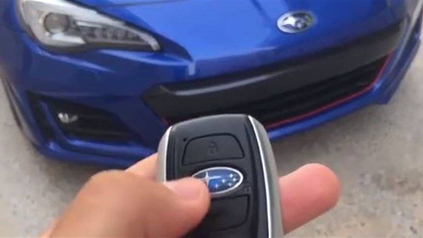 فيديو لأردني يُغيّر لون سيارته بكبسة زر يجتاح الإنترنت... فما السرّ؟