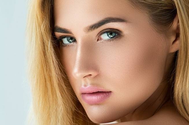 هل تصدّقين أنّ بإمكان المكياج أن يجعل عينيكِ أكثر شباباً؟