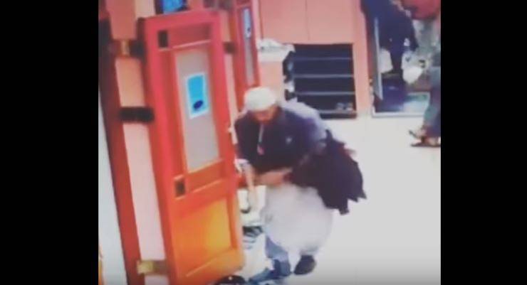 فيديو: انتهى من الصلاة ليسرق الأحذية من أمام المسجد !