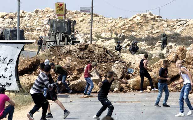 الفلسطينيون يواجهون اجراءات الاحتلال ضد الاقصى
