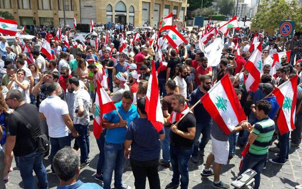 وقفة إحتجاجيّة قرب البرلمان رفضاً للضرائب 
غريب : المعركة مفتوحة حتى إسقاطها