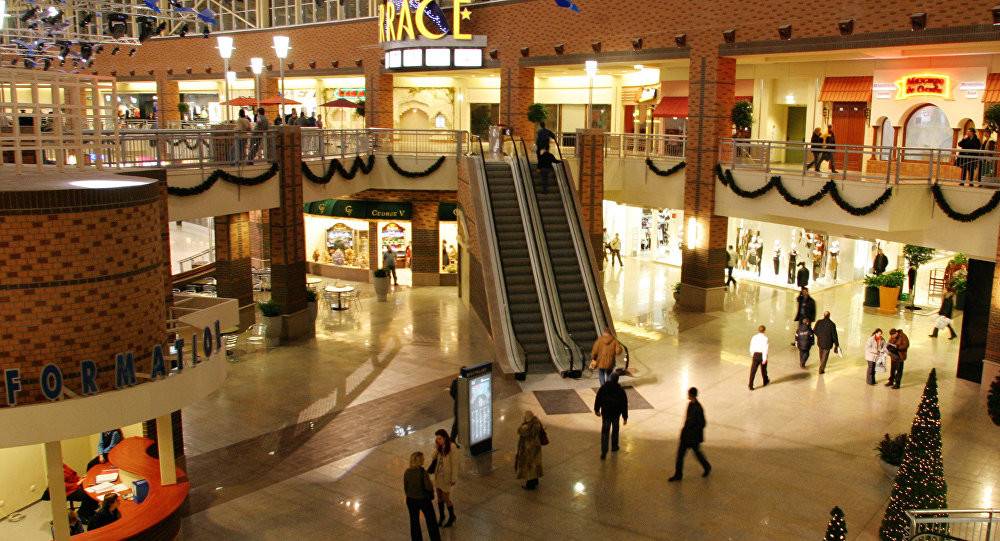 بالفيديو: داخل الـMall.. راقصة تسقط من ارتفاع شاهق!