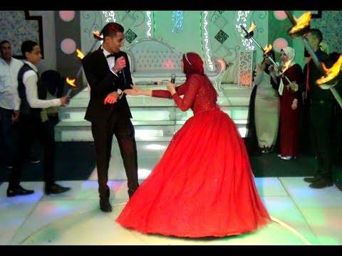 بالفيديو.. "ديو" كوميدي بين عروسين في خطبتهما!