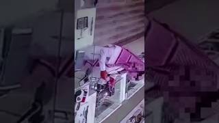 سَرَق محل جوالات بطريقة مبتكرة (فيديو)