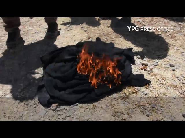 بالفيديو.. نساء الرقّة يحرقن ملابسهنّ "الداعشية"!