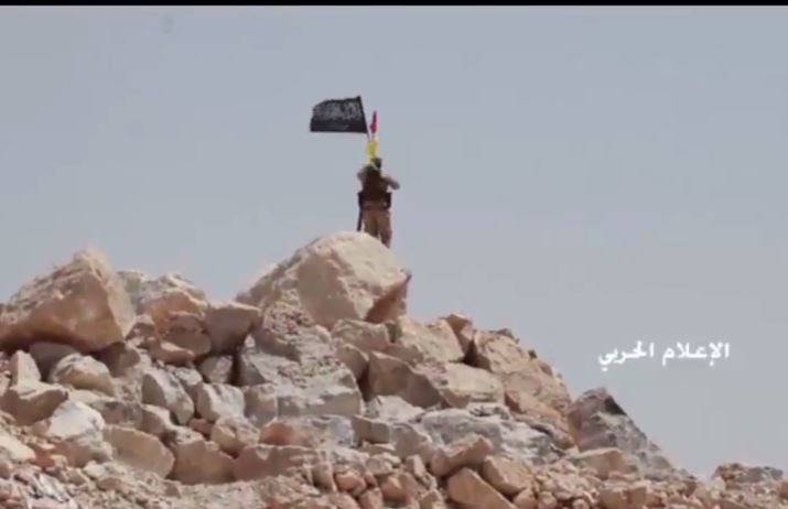 شاهد لحظة إنزال علم "النصرة" ورفع العلم اللبناني وعلم "حزب الله"