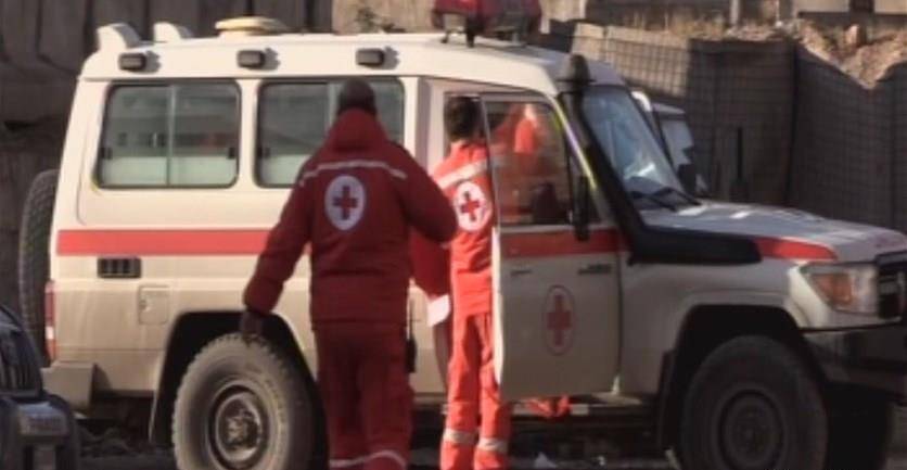 وصول عدد من سيارات الصليب الاحمر الى وادي حميد لنقل نازحين الى داخل عرسال حيث تنتظرهم لجنة طوارئ